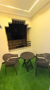 カイロにあるاستديوهات دياركم 2の椅子2脚とテーブル1台とテレビがある部屋