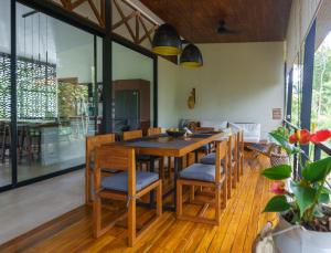 ein Esszimmer mit einem Holztisch und Stühlen in der Unterkunft Vacation Home Retreat, 3BD, 3BA, Sleeps 8 in Delicias + 34 Fotos