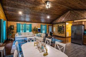 ein Wohnzimmer mit Tisch und Couch in der Unterkunft Forest Gap - Pizza oven, hot tub, EV charger in Hico