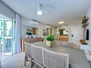 a dining room with a table and chairs at Riviera | Aconchegante e Charmoso - Enxoval Compl in Riviera de São Lourenço