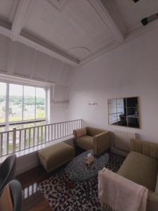 Una sala de estar con dos sofás y una gran ventana. en Historic Dover Stay with Stunning Castle View, en Dover