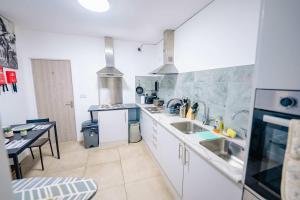 Η κουζίνα ή μικρή κουζίνα στο Cardiff Studio Escape with Balcony and WiFi