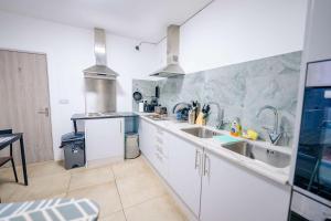 Η κουζίνα ή μικρή κουζίνα στο Cardiff Studio Escape with Balcony and WiFi +9 φωτογραφίες