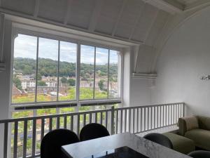 Una habitación con una gran ventana con una mesa y sillas. en Historic Dover Stay with Stunning Castle View, en Dover