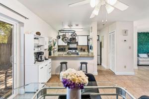 Køkken eller tekøkken på Beach Cul-de-sac a Family Haven