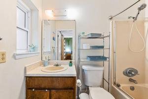 Et badeværelse på Beach Cul-de-sac a Family Haven