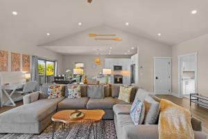 una sala de estar con un sofá y una mesa en Ainamalu, en Waikoloa