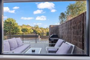 Relax Unwind in Berwick Multiple Retreat Walk to shops في بيرويك: فناء به أريكتين ومدفأة