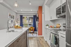 Kuchyň nebo kuchyňský kout v ubytování Mountain Modern 2BR Townhome with Stunning View