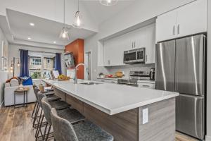 Kuchyň nebo kuchyňský kout v ubytování Mountain Modern 2BR Townhome with Stunning View