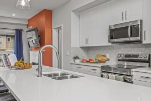 Kuchyň nebo kuchyňský kout v ubytování Mountain Modern 2BR Townhome with Stunning View