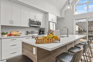 Kuchyň nebo kuchyňský kout v ubytování Mountain Modern 2BR Townhome with Stunning View + 31 fotografií