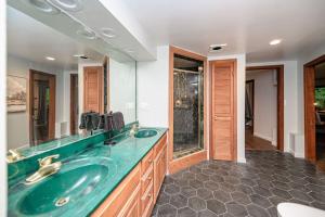 un bagno con due lavandini e un grande specchio di The DodeCanopy a Columbia Altre 58 foto