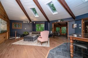 un soggiorno con pareti blu e un soffitto con lucernari di The DodeCanopy a Columbia