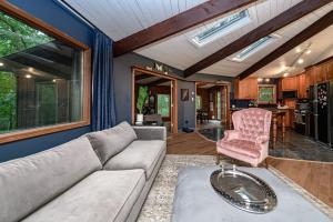 un soggiorno con un divano e un tavolo di The DodeCanopy a Columbia