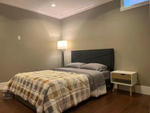 Postel nebo postele na pokoji v ubytování Bright New 2BR Suite Near YVR