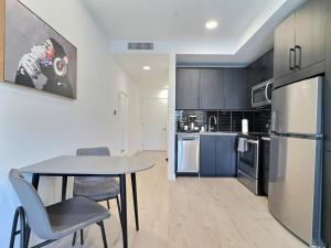 Kuchyň nebo kuchyňský kout v ubytování Bham Studio, Gym Access, Steps from Downtown + 28 fotografií