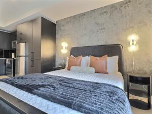 Postel nebo postele na pokoji v ubytování Bham Studio, Gym Access, Steps from Downtown