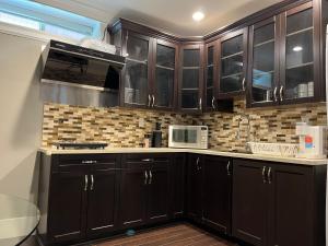 Kuchyň nebo kuchyňský kout v ubytování Bright New 2BR Suite Near YVR