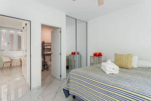 - une chambre avec un lit et un grand miroir dans l'établissement Casa Angelica Apt 203 steps to Sandy Beach, à Centro Puntas 18 autres photos