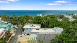 une vue aérienne d'une ville et de l'océan dans l'établissement Casa Angelica Apt 203 steps to Sandy Beach, à Centro Puntas