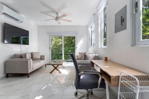 un salon avec une table et des chaises dans l'établissement Casa Angelica Apt 203 steps to Sandy Beach, à Centro Puntas