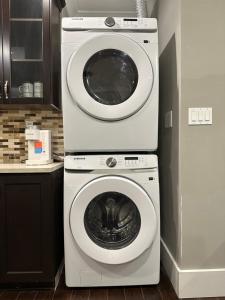 Fotografie z fotogalerie ubytování Bright New 2BR Suite Near YVR v destinaci Vancouver