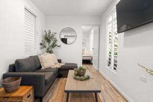 TV a/nebo společenská místnost v ubytování Los Vagones del Rio - Riverfront