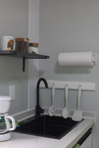 Nhà bếp/bếp nhỏ tại Coqui Tiny House - Unit 1