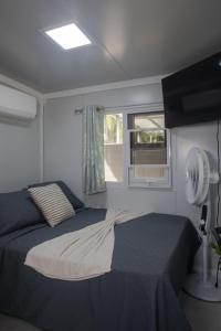 Giường trong phòng chung tại Coqui Tiny House - Unit 1