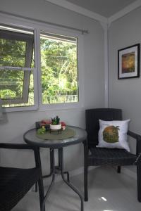 Khu vực ghế ngồi tại Coqui Tiny House - Unit 1