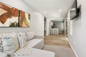 TV a/nebo společenská místnost v ubytování Vagones del Rio - River Access