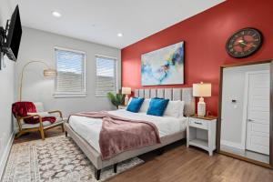 Una cama o camas en una habitación de Fashionable 2BD In the Heart of FortWorth Cozy