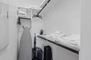 Una cama o camas en una habitación de Fashionable 2BD In the Heart of FortWorth Cozy 40 fotos más