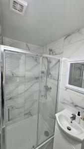 Ένα μπάνιο στο Modern Cardiff Studio - Fast WiFi Prime Location