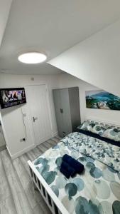 Ένα ή περισσότερα κρεβάτια σε δωμάτιο στο Modern Cardiff Studio - Fast WiFi Prime Location