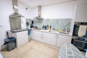 Η κουζίνα ή μικρή κουζίνα στο Modern Cardiff Studio - Fast WiFi Prime Location