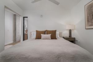 Postel nebo postele na pokoji v ubytování The Slate Luxury Capitol View DOCO Golden 1