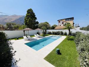 una villa con piscina y una casa en Design Villa with private pool, en Carini