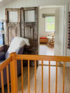 ein Schlafzimmer mit einem Bett und einem Holzzaun in der Unterkunft Coastal Cabin In Kastneshamn in Brostadbotn + 32 Fotos