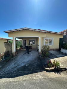 ein Haus mit einem Motorrad, das davor geparkt ist in der Unterkunft Habitacion amoblada frente al 99 de brisas del golf arraijan in ArraijÃ¡n
