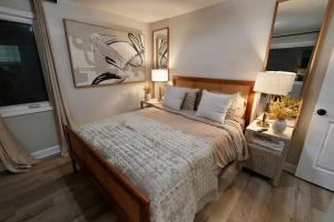 a bedroom with a bed and two lamps and a window at Modern Stylish Comfort Near Casino and Hwy in East Hazel Crest