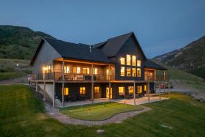 Nespecifikovaný výhled na hory nebo výhled na hory při pohledu z prázdninového domu