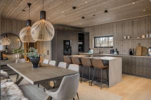 Una cocina o kitchenette en Trysilfjell hytteområde 2115 by Vacation Trysil