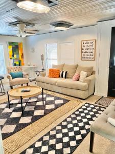 una sala de estar con un sofá y una mesa en Legacy Lodge, en Denison