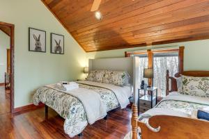 Postel nebo postele na pokoji v ubytování Grand Wintergreen Resort Home with Hot Tub!