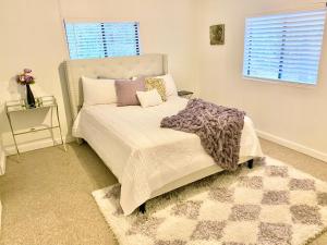 un dormitorio con una cama y una ventana en Legacy Lodge, en Denison 15 fotos más