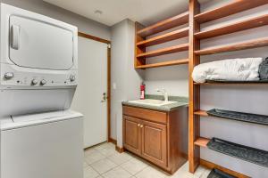 Kuchyň nebo kuchyňský kout v ubytování Grand Wintergreen Resort Home with Hot Tub! + 36 fotografií