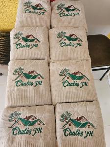 a group of towels with the on them at Chalés JH in São Roque de Minas