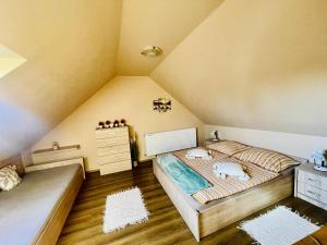 Ένα ή περισσότερα κρεβάτια σε δωμάτιο στο Bükk-Völgye Apartman